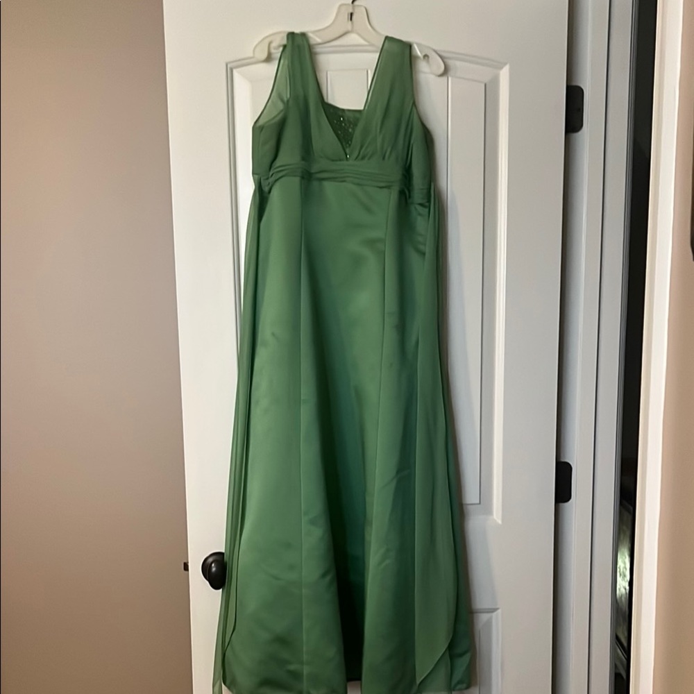 David's Bridal Green V-Neck Sleeveless Sundress for Weddings